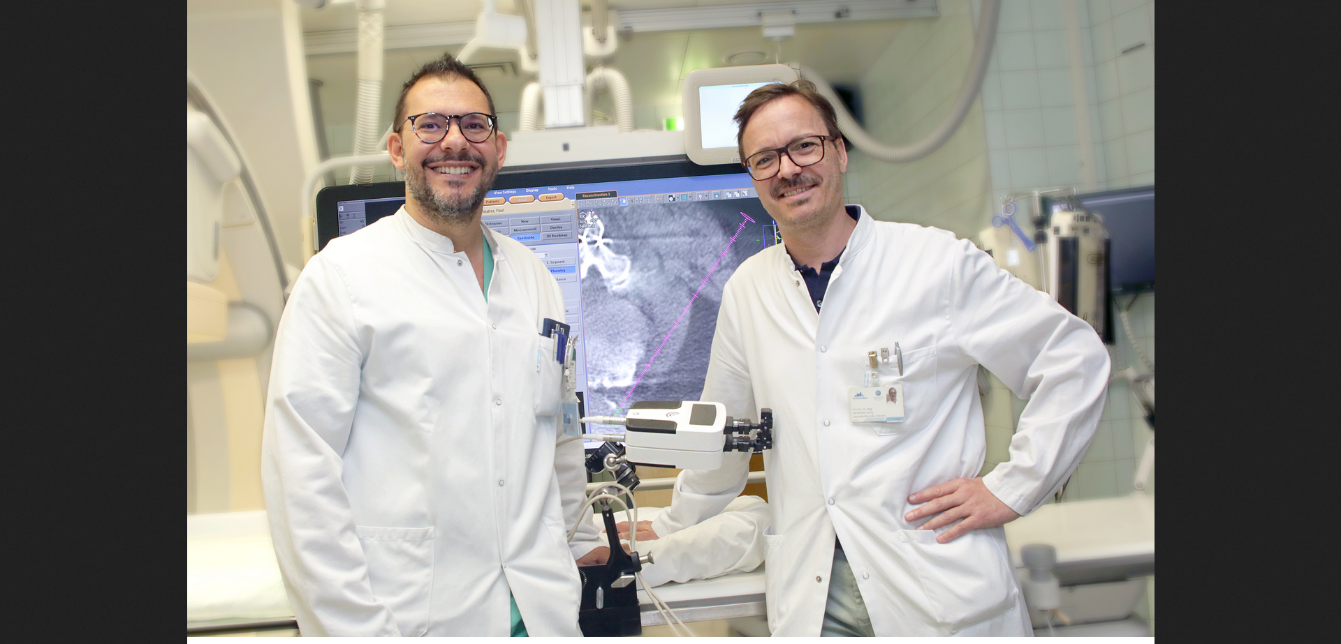 Alexander Loizides und Gerlig Widmann mit dem Roboter (Quelle: Innsbrucker Univ.-Klinik für Radiologie) 