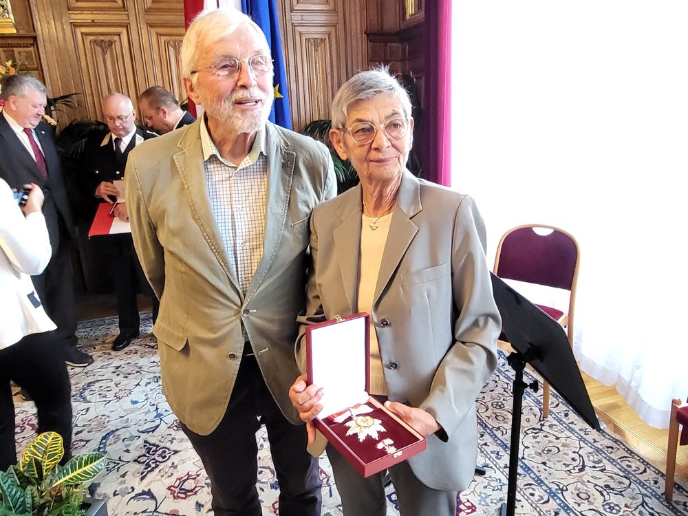 Elisabeth Kahnert (rechts) mit ihrem Laudator em. Univ. Prof. Dr. Ferdinand Mühlbacher bei der Verleihung im Wiener Rathaus @Fotos: Leo Lehner